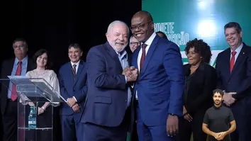 LULA DIZ TOMARÁ DECISÃO SOBRE PERMANÊNCIA DE SILVIO ALMEIDA NO GOVERNO HOJE