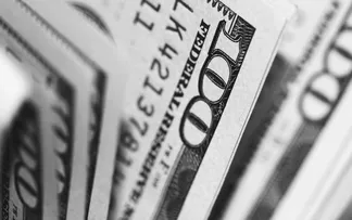 DÓLAR CAI PARA R$ 5,42 E FECHA NO MENOR VALOR EM UM MÊS