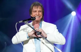 ROBERTO CARLOS SURPREENDE PÚBLICO AO ADAPTAR LETRA DE "DESABAFO" EM SHOW NO RIO DE JANEIRO