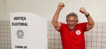 ACOMPANHADO POR JERÔNIMO, LUIZ CAETANO VOTA EM CAMAÇARI