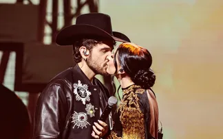 GUSTAVO MIOTO TROCA BEIJOS COM ANA CASTELA DURANTE O SEU NOVO AUDIOVISUAL ‘ATEMPORAL’