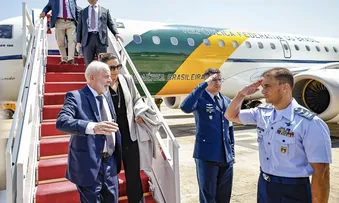 LULA DESEMBARCA EM BRASÍLIA APÓS PROBLEMA COM AVIÃO NO MÉXICO