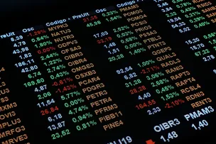 IBOVESPA E DÓLAR EM ALTA APÓS NOVA AVALIAÇÃO DE CRÉDITO DO PAÍS