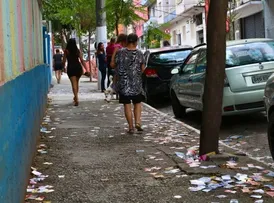 CANDIDATOS DE SALVADOR GASTARAM QUASE R$ 5 MI COM ADESIVOS E PANFLETOS