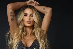 NA BAHIA, YASMIN BRUNET CURTE PRAIA DE TRANCOSO