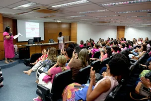PROGRAMAÇÃO DO OUTUBRO ROSA LEVA PALESTRAS, MÚSICA E SESSÃO DE MAQUIAGEM PARA SERVIDORAS MUNICIPAIS