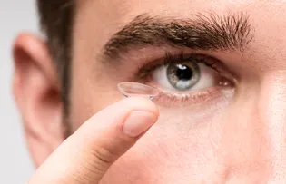 SETEMBRO SAFIRA: MAIS DE OITO MILHÕES DE BRASILEIROS USAM LENTES OCULARES DE CONTATO; MANUSEIO INCORRETO PODE CAUSAR CEGUEIRA EM CASOS EXTREMOS