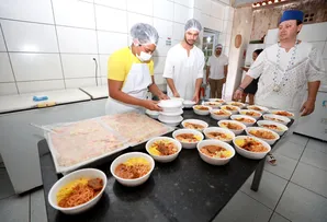 COMIDA NO PRATO: TERREIRO DE LEMBÁ DISTRIBUI REFEIÇÕES PARA COMUNIDADE DE CAMAÇARI