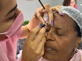 MULHERES EM TRATAMENTO DE CÂNCER GANHAM DIA DE BELEZA GRATUITO EM CLÍNICA DE ESTÉTICA