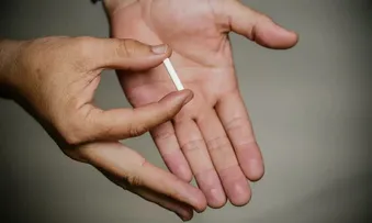 ANVISA PROÍBE 'CHIPS DA BELEZA', MAS TRATAMENTOS COM MÉDICOS PODEM CONTINUAR; ENTENDA