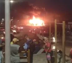 ÔNIBUS É INCENDIADO NA PARALELA E CAUSA GRANDE CONGESTIONAMENTO EM SALVADOR