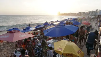 BANHISTAS LOTAM PRAIAS DE SALVADOR NO DIA DO COMERCIÁRIO