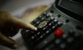 INCERTEZA ECONÔMICA RECUA E SE MANTÉM EM REGIÃO MODERADA