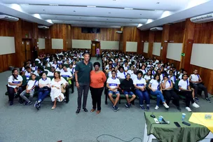 PRIMEIRO NEGRO MEDALHISTA OLÍMPICO DA NATAÇÃO BRASILEIRA, EDVALDO VALÉRIO PALESTRA PARA ALUNOS DA REDE MUNICIPAL