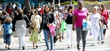 BRASILEIROS MANTÊM AVALIAÇÃO ESTÁVEL E POSITIVA SOBRE SUA VIDA FAMILIAR E O PAÍS EM 2024