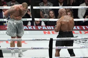 MIKE TYSON MOSTRA FÚRIA NO RINGUE, MAS PERDE PARA JAKE PAUL