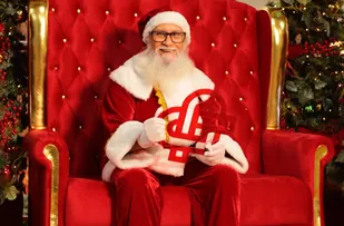PAPAI NOEL CHEGA DE BRT PARA INAUGURAR A DECORAÇÃO "ESTAÇÃO DO CORAÇÃO" DO SHOPPING PIEDADE
