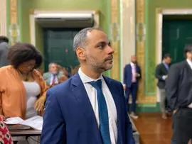 AUGUSTO VASCONCELOS QUESTIONA DESCARTE DE ESGOTO NA PRAIA DE ARMAÇÃO