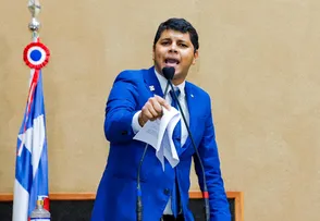 DIEGO CASTRO PROPÕE PROJETO PARA PROIBIR TRATAMENTOS DE TRANSIÇÃO DE GÊNERO EM MENORES DE IDADE NA BAHIA