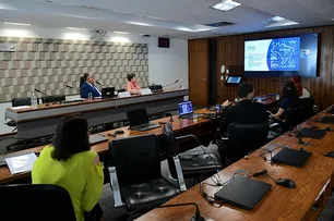 ESPECIALISTAS DEFENDEM RESTRIÇÃO AO USO DE CELULAR NAS ESCOLAS