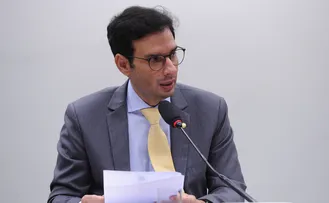 LEO PRATES É CONTRA REGRA QUE DESOBRIGA A DESTINAÇÃO DE EMENDAS DE COMISSÃO PARA A SAÚDE