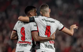 VITÓRIA SUPERA O ATHLETICO-PR DE VIRADA FORA DE CASA E ABRE QUATRO PONTOS PARA A ZONA DE REBAIXAMENTO