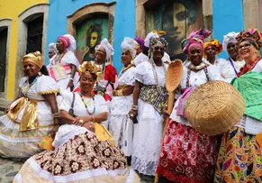 BAIANAS DE ACARAJÉ CELEBRAM DATA COMEMORATIVA NO CENTRO HISTÓRICO DE SALVADOR