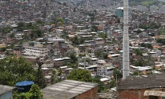 NA BAHIA, POPULAÇÃO MORADORA DE FAVELAS É MAIS FEMININA, MAIS PRETA E MENOS LONGEVA DO QUE NO TOTAL DO ESTADO