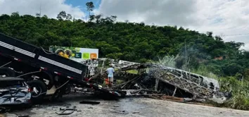 TRAGÉDIA NA BR-116: ACIDENTE COM ÔNIBUS QUE SEGUIA PARA VITÓRIA DA CONQUISTA DEIXA 38 MORTOS