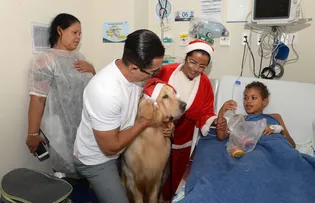 ALA PEDIÁTRICA DO HMS GANHA CELEBRAÇÃO NATALINA COM PAPAI NOEL E CÃO TERAPEUTA