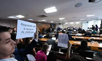 ACORDO SOBRE DESINFORMAÇÃO PERMITE APROVAÇÃO DE REGULAÇÃO DA IA