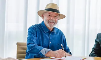 COM HOMENAGEM A PAUL SINGER, LULA SANCIONA LEI DA ECONOMIA SOLIDÁRIA