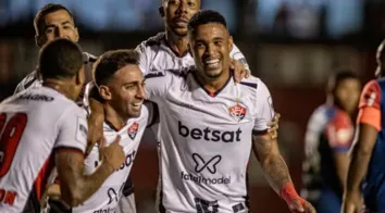 VITÓRIA VENCE, GARANTE PERMANÊNCIA E AJUDA NORDESTE COM MARCA HISTÓRICA