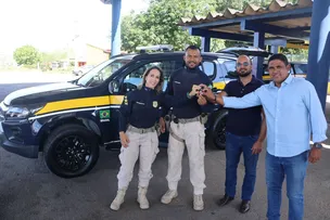 CAPITÃO ALDEN ENTREGA VIATURA À PRF DE FEIRA DE SANTANA