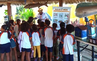 BLITZ EDUCATIVA SENSIBILIZA MORADORES E VISITANTES PARA O USO CONSCIENTE DE ÁGUA EM PRAIA DO FORTE