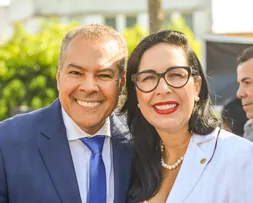 DEPUTADA COMEMORA APROVAÇÃO DA COMENDA DOIS DE JULHO AO PREFEITO DE ALAGOINHAS, JOAQUIM NETO