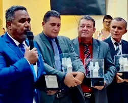 LEANDRO GUERRILHA RECEBE TÍTULO DE CIDADÃO DE PÉ DE SERRA