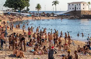 TIROS DURANTE PERSEGUIÇÃO POLICIAL ASSUSTAM BANHISTAS NA PRAIA DO PORTO DA BARRA
