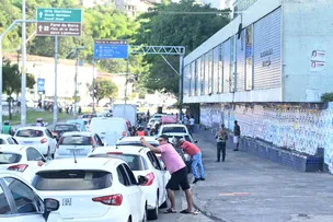 FILA DO FERRY-BOAT EM SALVADOR ULTRAPASSA 4 HORAS NA VÉSPERA DE FERIADO