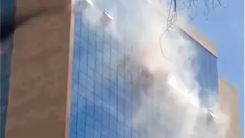 INCÊNDIO ATINGE PRÉDIO EMPRESARIAL NA AVENIDA ACM