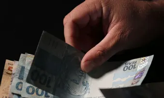 LULA ASSINA DECRETO QUE AUMENTA SALÁRIO MÍNIMO PARA R$ 1.518