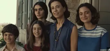 FERNANDA TORRES LEVA GLOBO DE OURO POR ATUAÇÃO EM AINDA ESTOU AQUI