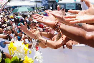 SOTEROPOLITANOS E TURISTAS SE EMOCIONAM COM CHEGADA DA IMAGEM DO SENHOR DO BONFIM À COLINA SAGRADA