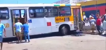 ÔNIBUS PERDE O CONTROLE E DEIXA VÁRIOS FERIADOS NA AV.SAN MARTIM