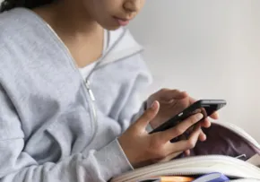LULA SANCIONA LEI QUE PROÍBE USO DE CELULARES EM ESCOLAS NESTA SEGUNDA-FEIRA (13)