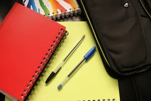MATERIAL ESCOLAR: LISTA COM 12 ITENS VARIA DE R$ 105 A R$ 961 EM SALVADOR