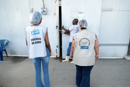 PROJETO VERÃO DA VIGILÂNCIA SANITÁRIA DE SALVADOR INICIA FISCALIZAÇÃO EM INDÚSTRIAS DE GELO E HOTÉIS DA CIDADE