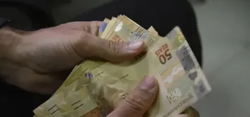 MAIS DA METADE DOS TRABALHADORES BRASILEIROS NÃO CHEGAM AO FIM DO MÊS COM O SALÁRIO, MOSTRA PESQUISA