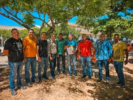 DEPUTADO ENTREGA TRATOR E EQUIPAMENTOS AGRÍCOLAS PARA FORTALECER AGRICULTURA FAMILIAR