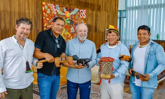 LULA RECEBE INDÍGENAS DO XINGU E PROMETE VISITA AO TERRITÓRIO